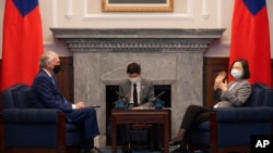 台湾总统蔡英文会晤美国民主党联邦参议员埃德·马基。(2022年8月15日)