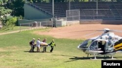 حمل پیکر مجروح سلمان رشدی به بیمارستانی در پنسیلوانیا، با بالگرد، در چائوتائوکوآ، شمال غربی ایالت نیویورک