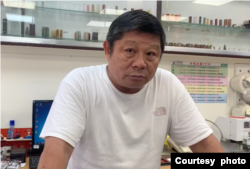 位于台北的雕刻师傅郭清祥（美国之音特约记者杨安拍摄）。