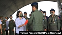 台湾总统蔡英文8月30日前往澎湖视察台湾空军部队。（台湾总统府）