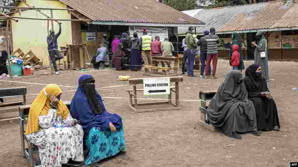 መራጮች፣ በኒው ኢስትሊ አንደኛ ደረጃ ት/ቤት የምርጫ ጣቢያ ድምፅ ለመስጠት ወረፋ እየተጠበባበቁ &nbsp;