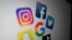 Фото для ілюстрації: лого соцмедійних платформ: Facebook, Twitter, Tik Tok, Snapchat, Instragram . (Photo by Деніс Шарле / AFP)