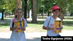 Гордана и Анабела со насмевка и низ отворен пристап, речиси десет години, и во лето и во зима, го нудат списанието „Лице в лице“.