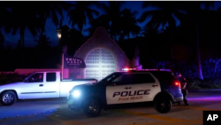 Një mbështetës i ish-Presidentit Trump kalon me makinë përpara hyrjes së Mar-a-Lagos, brenda së cilës FBI-ja po bën kontroll (8 gusht 2022)