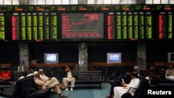 د اقتصادي چارو کارپوهان وايي د پاکستان اقتصاد به 2 فيصدى وده هله وکړي که د نړیوالې مالياتي ادارې ايي ایم ایف اصلاحات یې نافذ کړل