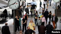 Еднаква плата за иста работа или работа со еднаква вредност е еден од основните принципи на ЕУ. Тоа беше утврдено во Римскиот договор во 1957 година, се вели во соопштението на ЕК.