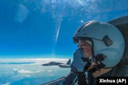 中共官媒新华社发布的照片显示，中国东部战区一名飞行员驾驶战机参加台湾周边海空领域举行的军演。（2022年8月7日）