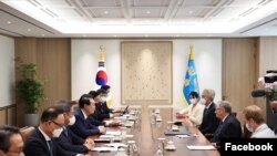 빌 게이츠(오른쪽 두번째) 미국 '빌 앤 멜린다 게이츠 재단' 공동이사장이 16일 윤석열(왼쪽 가운데) 한국 대통령과 서울 용산 대통령실 청사에서 회동하고 있다. (한국 대통령실 페이스북)