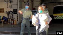 前支联会副主席何俊仁8月22日在高等法院获准保释，下午5时半左右离开法院大楼 (美国之音/汤惠芸)