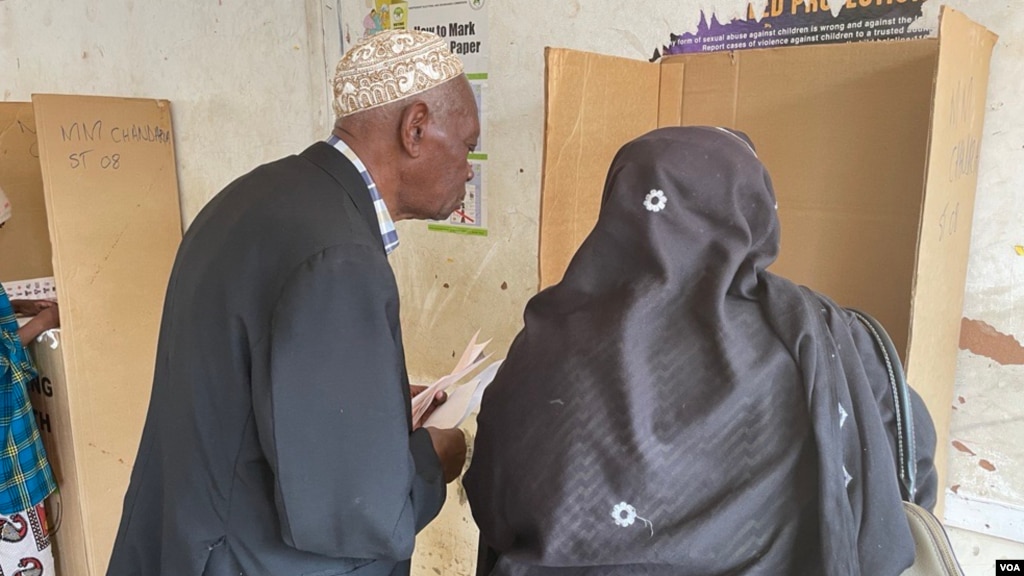 መራጮች፣ ድምፅ እየሰጡ