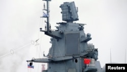 俄罗斯海军“戈尔什科夫海军元帅号”导弹护卫舰悬挂中俄旗帜抵达青岛港参加中国军队建军70周年活动。(2019年4月21日)