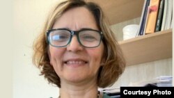 Simin Səbri, psixiatr və siyasi fəal