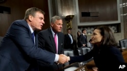 参议员马可·沃纳与脸书首席运营官雪莉·桑德伯格2018年9月5 日在国会听证会上握手.