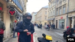 在充满历史古迹的市中心，22岁的玛丽安正在和他的三个朋友喝咖啡。他们为食品和餐送公司Glovo工作（美国之音德特默）。