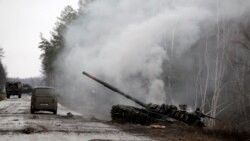 یک تانک روسی که توسط نیروهای اوکراینی در جاده‌ای در لوگانسک منهدم شده است (۷ اسفند ۱۴۰۰)