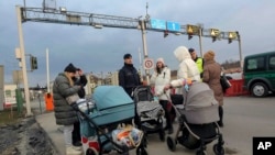 图为抵达梅迪卡边境口岸等待进入波兰的乌克兰难民（2022年2月26日）