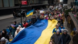 支持乌克兰主权的人士在纽约游行抗议俄罗斯入侵乌克兰。(2022年2月24日)