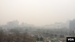 12月8日，北京再陷入重度雾霾。图为北京东长安街建国门立交桥。（叶兵拍摄）