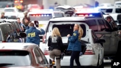 美国烟酒枪炮及爆裂物管理局和联邦调查局人员抵达佛州劳德代尔堡-好莱坞国际机场（2016年1月6日）