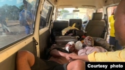 Abalandeli bebandla leCitizens Coalition for Change abalimele ngesikhathi behlaselwa ngabacatshangelwa ukuba ngabebandla leZanu PF bathwalelwe esibhedlela. (CCC, Ostallos Siziba)