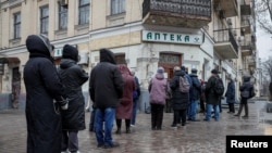 صف مردم در برابر داروخانه‌ای در کی‌یف، ۲ مارس ۲۰۲۲ (تصویر تزئینی است)