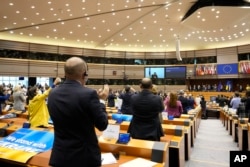 乌克兰总统泽连斯基通过视频向布鲁塞尔的欧洲议会发表讲话后，欧洲议会成员起立鼓掌。（2022年3月1日）