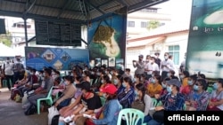 ထိုင်းနိုင်ငံအတွင်း ထောင်လွတ်ရက်စေ့ မြန်မာအလုပ်အကိုင်ရှာဖွေသူတွေကို ပြန်ပို့ဖို့ ထိုင်းအာဏာပိုင်တွေက စီစဉ်နေပုံ။ (မတ်လ ၁၊ ၂၀၂၂)