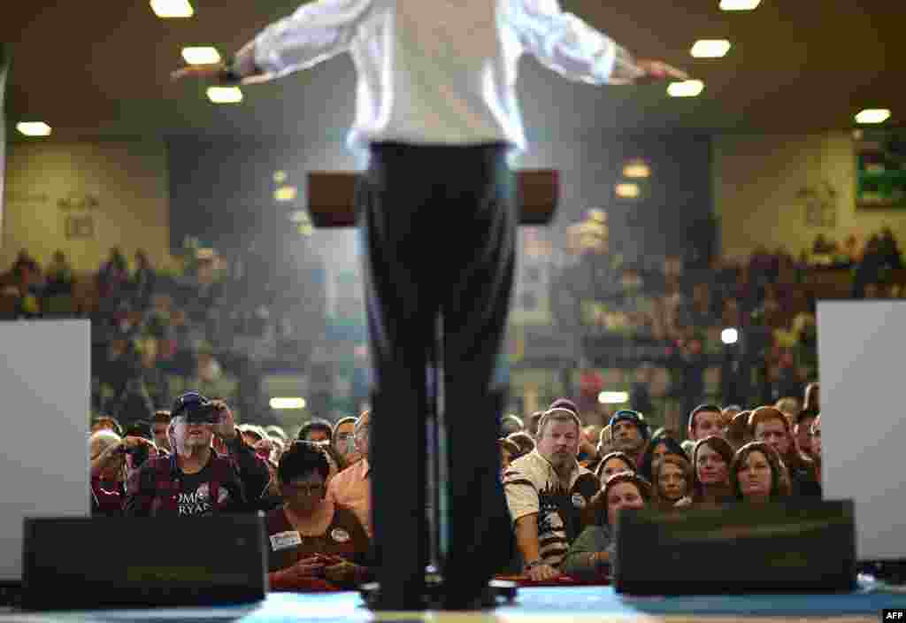 Para pendukung Partai Republik mendengarkan pidato Mitt Romney dalam acara kampanye di Veterans Memorial Coliseum di kota Marion, negara bagian Ohio (28/10).