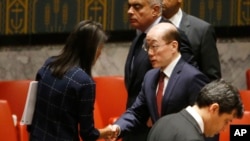 Balozi wa Marekani Nikki Haley akiongea na Balozi wa China UN Liu Jieyi baada ya kura kupitisha vikwazo vipya dhidi ya Korea Kaskazini