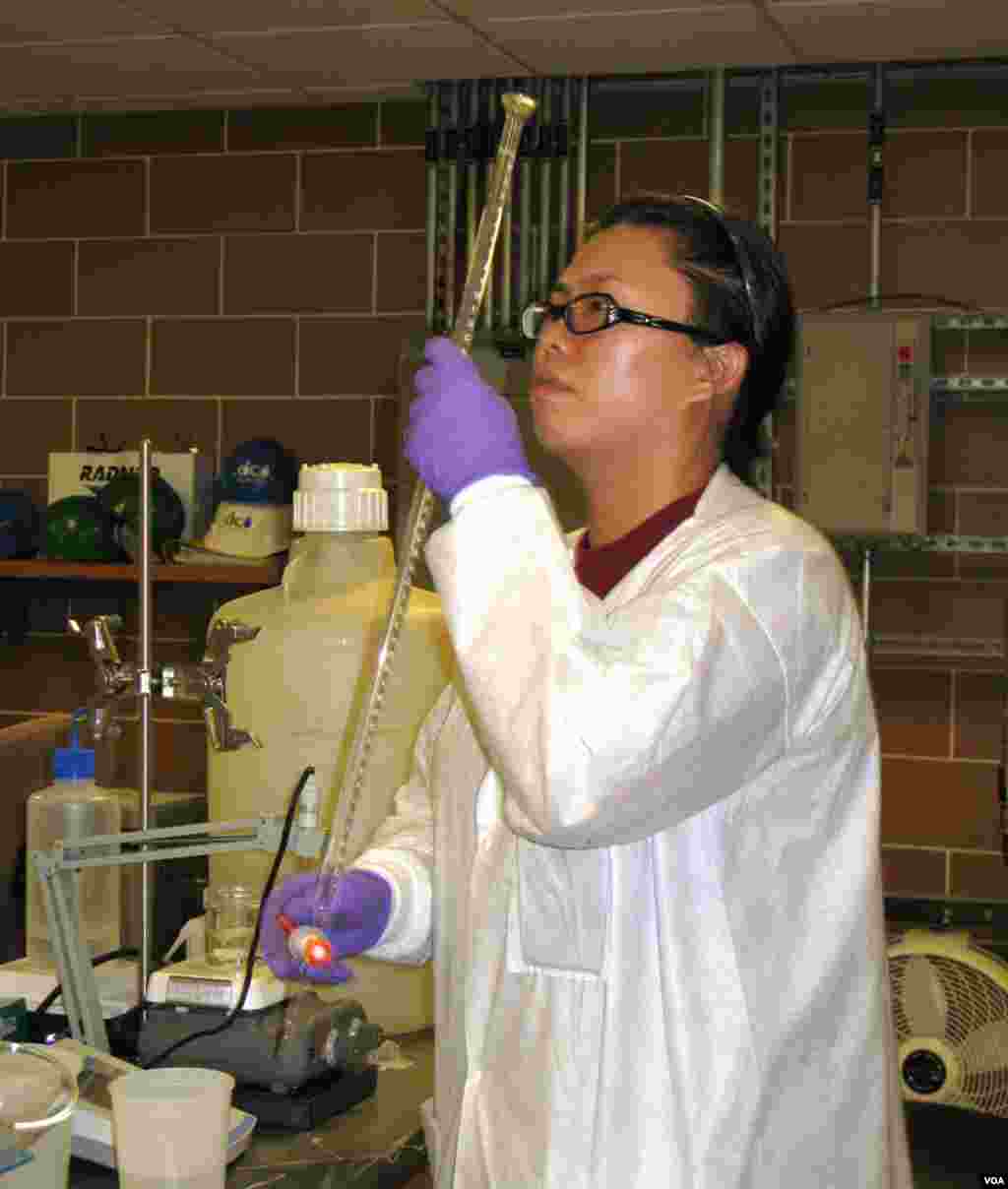 In a laboratory at Blue Plains, researchers are working on a cost-saving measure that would deploy a newly discovered microbe that can break down organic matter without oxygen. (Rosanne Skirble/VOA)