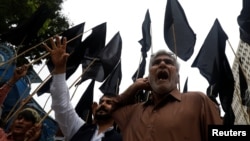 Demonstran melakukan aksi solidaritas untuk Kashmir dalam unjuk rasa di Karachi, Pakistan. 