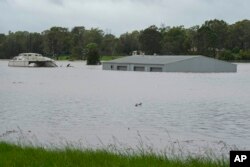 Sebuah bangunan terendam banjir di dekat Windsor di pinggiran Sydney, Australia, Kamis, 3 Maret 2022. (Foto AP/Rick Rycroft)