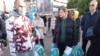  Ljudi donose paketiće sa pelenama u sklopu akcije "Građani Podgorice za Ukrajinu" (Foto: VOA)
