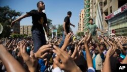 11일 이집트 수도 카이로에서 무르시 전 대통령 지지자들이 군부에 반대하는 시위를 벌이고 있다. 