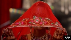 د بشري حقونو غېر دولتي تنظيم اېچ ار سي پي پخوانۍ مشره او اوسنۍ غړې ذهزه يوسف ډيوه ته وايي که چيرې د 18 کالو څخه د کم عمر جينۍ د خپلې خوښې واده کوي نو په هغې د مور او پلار کردار لازم ګرځول پکار دي