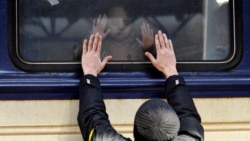 Evakuacija civila sa kijevske Železničke stanice (Foto: AFP/Sergei CHUZAVKOV)