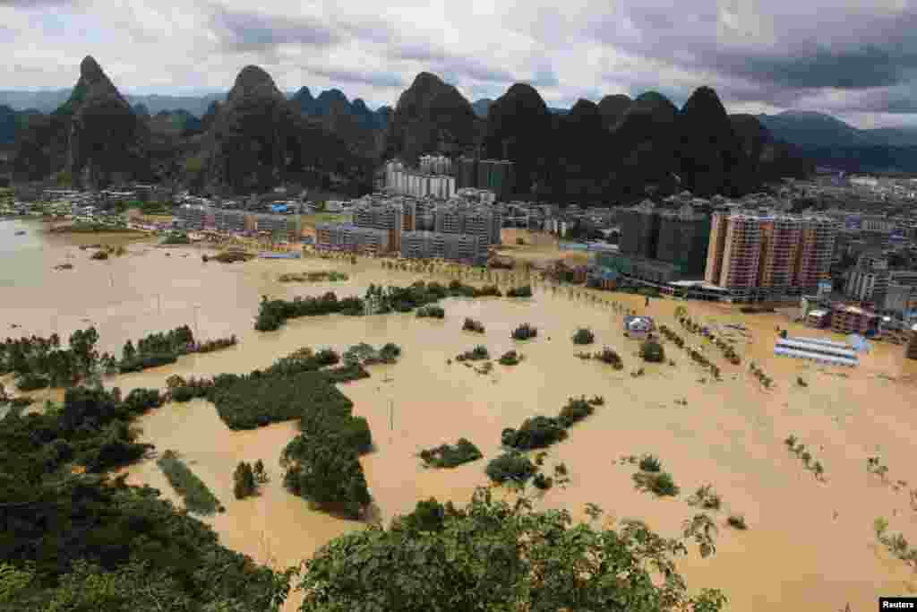 广西柳州大水漫地（2017年7月2日）。 据中国民政部网站消息，7月1日以来，广东广西部分地区遭受洪涝灾害。截至7月5日9时统计，两广21市80个县(市、区)173.8万人受灾，20人死亡，14人失踪，17.6万人紧急转移安置。中国财政部、民政部向广西壮族自治区安排了8000万元中央财政自然灾害生活补助资金。