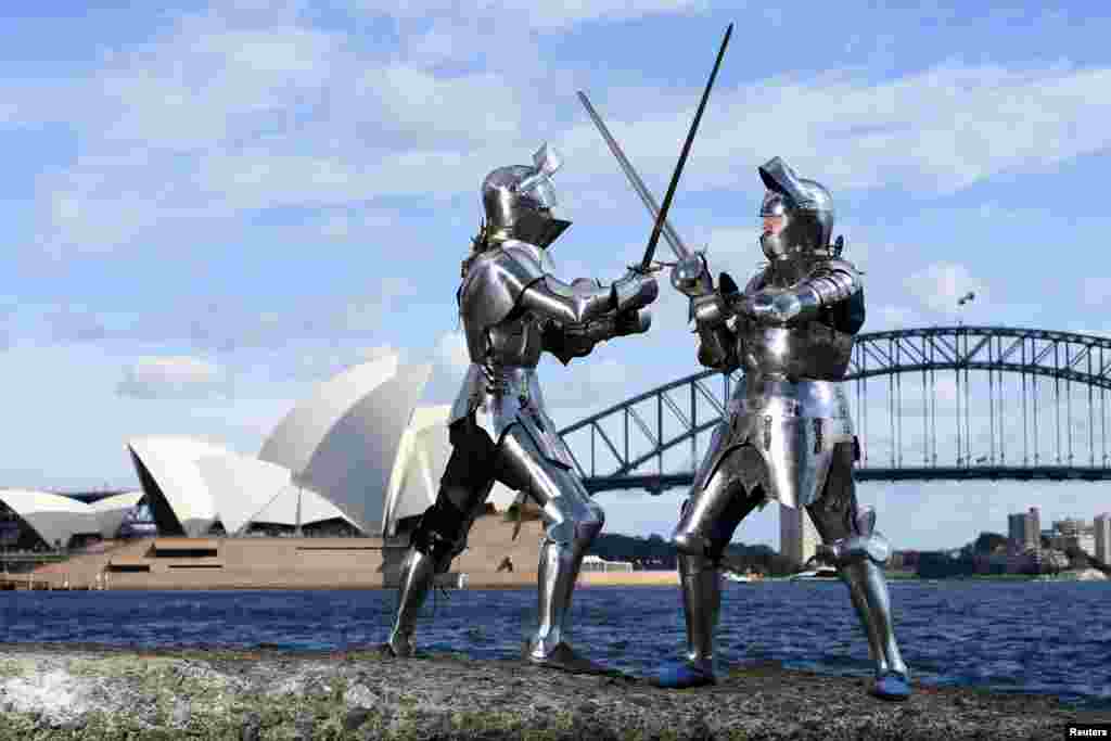 កីឡាករ​កាលពី​​មជ្ឈិមសម័យ Luke Binks និង Andrew McKinnon ឈរ​ថត​រូប​នៅ​ទីក្រុង​ស៊ីដនី​ប្រទេស​អូស្រ្តាលី​។