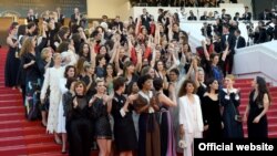 در یک اقدام بی سابقه، ۸۲ زن سینماگر روی فرش قرمز کن به نابرابری در صنعت سینما اعتراض کردند