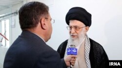 آیت‌الله علی خامنه‌ای هنگام ترخیص از بیمارستانی در تهران، چند روز پس از انجام عمل جراحی پروستات – ۲۴ شهریور ۱۳۹۳ 