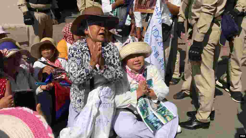 ប្រជា​​ពលរដ្ឋ​ជាង​ ២០​នាក់ ​​តំណាង​ឲ្យ​អ្នក​មាន​ទំនាស់​ដីធ្លី​ចំនួន​​ជាង​ ១០០​​គ្រួសារ​ ខេត្ត​កោះកុង ដែល​កំពុង​មាន​ជម្លោះ​ដីធ្លី​ជាមួយ​​ក្រុមហ៊ុន​ចិន ​Union Dev​el​o​pm​ent Group (UDG) ​តវ៉ា​នៅ​ខាងមុខ​ស្ថាន​ទូត​ចិន​ប្រចាំ​កម្ពុជា នា​ថ្ងៃទី​១៣ ខែ​សីហា​ ឆ្ន