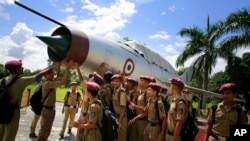 2014年8月，印度阿萨姆邦一所军校的学生聚集在一架退役战斗机周围。