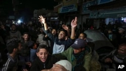 شادی فلسطینی‌های ساکن دیرالبلح در غزه از اعلام توافق آتش‌بس.