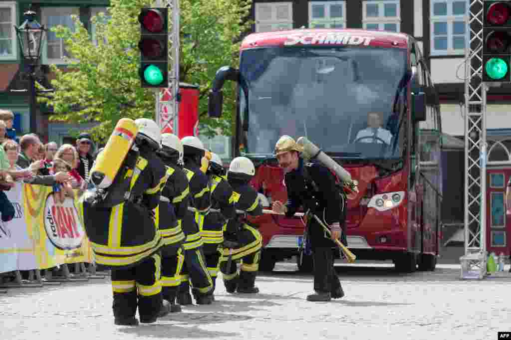 Sebuah tim yang beranggotakan para petugas pemadam kebakaran berlomba dalam edisi ke-11 kejuaraan &quot;Menarik Bus&quot; di kota Wolfenbuettel, Jerman.