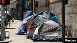 Tenda-tenda tempat tinggal para tunawisma di sepanjang pinggiran jalan di kawasan tertentu di Los Angeles, California, 28 Juni 2019. (Foto: Reuters)