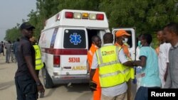 Des secouristes sur les lieux d'une attaque par des militants de Boko Haram dans la ville de Maiduguri, dans le nord-est du Nigeria, le 27 avril 2018.