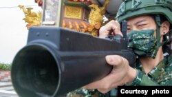 台湾新制14天教召第二天(3月6日)，受召的后备军人复习武器操作。(照片提供：台湾国防部)