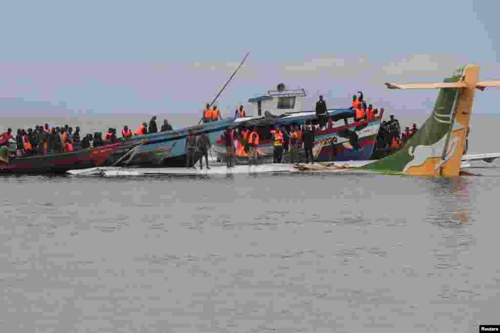 Waokoaji wamefikia eneo la ajali kuanza operesheni ya kuwatoa abiria kutoka katika ndege iliyoanza kuzama Lake Victoria. Reuters/ Stringers