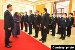 Rais Samia Suluhu Hassan akikaribishwa na mwenyeji wake Rais wa China Xi JInping. Picha kwa hisani ya Ikulu ya Dar es Salaam.