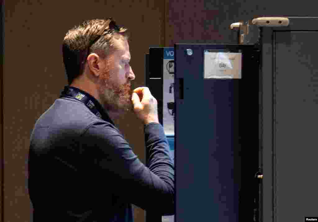 在佐治亚州亚特兰大公民与人权中心内，一位男士参加中期选举的投票。(2022年11月8日)